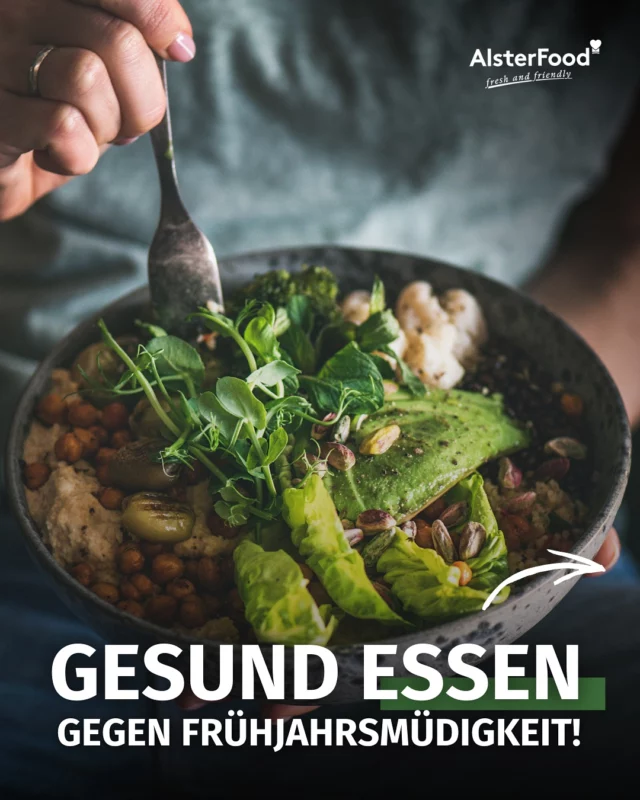 🌱 Frisch in den Frühling: Gesund essen gegen Frühjahrsmüdigkeit! 🌸😴
Kennst du das auch? Die Tage werden länger, aber du fühlst dich trotzdem müde und schlapp? Das ist die berüchtigte Frühjahrsmüdigkeit! Doch mit der richtigen Ernährung kannst du deinem Körper einen echten Energie-Boost geben. 💪✨
Jetzt ist die perfekte Zeit für leichte, vitaminreiche Kost:
🥬 Grünes Gemüse wie Spinat und Bärlauch liefert Eisen und regt den Kreislauf an.
🍊Zitrusfrüchte & Beeren sorgen für Vitamin C und stärken dein Immunsystem.
🥜 Nüsse & Samen liefern wertvolle Omega-3-Fettsäuren für mehr Konzentration.
👉 💧 Tipp: Viel trinken! Wasser, ungesüßte Tees oder Ingwer-Zitronen-Wasser helfen gegen Müdigkeit.
Was sind eure Geheimtipps gegen Frühjahrsmüdigkeit? Schreibt’s in die Kommentare! ⬇️😊
#alsterfood #freshandfriendly #frühlingsfit #gesundessen #frühjahrsmüdigkeit