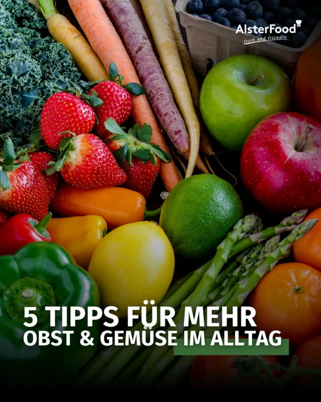🍏🥕 5 einfache Tipps, um mehr Obst & Gemüse in deinen Alltag zu integrieren! 🥦🍓
Wir wissen alle, dass Obst und Gemüse gesund sind. Die Deutsche Gesellschaft für Ernährung e.V. (DGE) (evtl Verlinken?) empfiehlt mindestens drei Portionen Gemüse (etwa 400 Gramm) und zwei Portionen Obst (etwa 250 Gramm) pro Tag, am besten angepasst an die jeweilige Erntesaison.
Wie schafft man es, wirklich genug Obst und Gemüse zu essen? Hier sind 5 einfache Tipps für dich:
1️⃣ Starte direkt mit Obst & Gemüse in deinen Tag ☀️ Ob Obst in deinem Müsli oder in einem Smoothie, oder eine Avocado, Tomaten oder Gurken auf deinem Brot - suche dir deine Lieblingsvariante aus und integriere mehr Obst und Gemüse in dein Frühstück.
2️⃣ Snacke smarter 🍎 🍌 🍇 🥒 🥕 Greife zu Bananen, Weintrauben, Apfelscheiben, Karottensticks oder Gurkenscheiben statt zu Keksen, Kuchen oder Süßigkeiten. Ein leckerer Dip oder Joghurt dazu macht’s noch besser!
3️⃣ Halbiere deine Portionen - und fülle mit Gemüse auf 🥗 Bei den Hauptmahlzeiten kannst du Beilagen wie Nudeln, Reis & Co. einfach zur Hälfte durch Gemüse ersetzen. So isst du automatisch mehr davon. 😍
4️⃣ Mach’s bunt auf deinem Teller 🌈 Verschiedene Farben bedeuten verschiedene Nährstoffe. Versuche, so viele Farben wie möglich in deine Mahlzeiten zu integrieren und probiere öfter mal was Neues aus. Statt in Supermärkten nach Obst und Gemüse zu schauen, kannst du den Wochenmarkt in deiner Statdt oder Hofläden und Bio Bauern in deiner Umgebung besuchen.
5️⃣ Was du im Haus hast, isst du auch!
Achte beim Einkaufen bewusst darauf, mehr Obst & Gemüse in deine Einkaufstasche zu packen. Mache dir einen groben Plan, wann und wie du das Gekaufte verwerten und kombinieren könntest und stell es griffbereit in die Küche.
💚 Welcher Tipp hilft dir am meisten? Oder hast du noch andere Tricks? Wir freuen uns auf deinen Kommentar!
#alsterfood #freshandfriendly #gesundeernährung #frischgekocht #alltagstipps #foodinspiration #gesundkochen #regional #saisonal #eattherainbow #bio #obst #gemüse