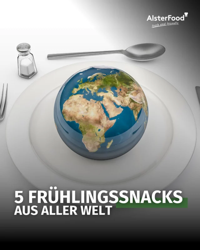 💚 So schmeckt der Frühling: 5 Frühlingssnacks aus aller Welt! 🌎
Mit dem Frühling auf Hochtouren steigt die Lust auf frische, leckere Snacks!
🌸 🌞
Wir haben uns umgeschaut, welche Frühlingssnacks in anderen Ländern beliebt sind. Lasst euch lecker inspirieren! 😍
🍓 Frankreich: Tarte aux Fraises
In Frankreich sind die ersten süßen Erdbeeren des Jahres schon ab März im Handel. Sie landen gerne auf einem knusprigen Mürbeteig mit Vanillecreme. Ein echter Genuss!
🍙 Japan: Sakura Mochi
Diese rosa Reismehlküchlein mit süßer Bohnenpaste und eingelegten Kirschblättern sind ein traditioneller Frühlingssnack zur Kirschblütenzeit. 🌸
🥟 China: Frühlingsrollen
Der Name verrät es schon! 😁 Diese knusprigen Rollen mit Gemüse und Fleisch sind ein Klassiker zum Frühlingsbeginn - wusstest du schon, dass sie für einen Neuanfang und Wohlstand stehen?
🍞 Italien: Frittata Primavera
Eine luftige Eier-Spezialität mit frischem Frühlingsgemüse wie Erbsen, Spargel und Kräutern. Perfekt für ein leichtes Mittagessen im März. 🇮🇹
🥗 Griechenland: Horta
Gekochtes Wildgemüse mit Olivenöl und Zitrone – super gesund und genau das Richtige, um nach dem Winter wieder Energie zu tanken! 🇬🇷
Welcher dieser Snacks klingt für dich am leckersten? Oder hast du eine eigene Frühlings-Snack-Tradition? Schreib es uns gerne in die Kommentare! ⬇️
#alsterfood #freshandfriendly #frühlingssnacks #vielfalt #internationaleküche #großküche #hamburg #betriebsverpflegung #catering #schulverpflegung #foodinspiration