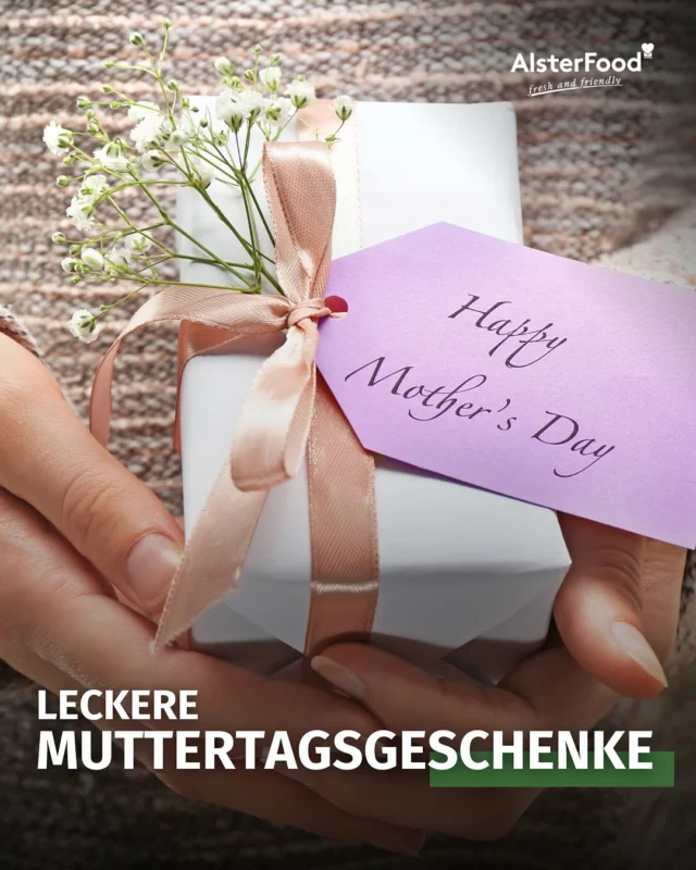 Reminder: Bald ist Muttertag! 💚
Damit könnt ihr euren Mamas eine leckere Freude bereiten 👇
1️⃣ 🎁 Selbstgemachte Energy-Balls - gesunde & leckere Pralinen Zutaten wie Datteln, Nüsse, Kakao, Haferflocken und Kokosöl zu kleinen Kugeln formen, in Kokosraspeln oder Kakao wälzen. Kühl stellen und z.B. in einem Glas mit liebevollem Etikett verschenken.
2️⃣ 🎁 DIY-Kräutersalz oder Blütensalz Meersalz mit getrockneten Kräutern (z. B. Rosmarin, Thymian, Zitronenmelisse) oder essbaren Blüten mischen. In ein Schraubglas füllen und mit einem Etikett versehen.
3️⃣ 🎁 Aromatisierter Zucker Zucker mit echter Vanille, getrocknetem Lavendel oder Rosenblüten vermischen und abfüllen. Ideal als kleine Aufmerksamkeit, lecker im Tee oder zum Backen und Kochen.
4️⃣ 🎁 Selbstgemachte Kräuterbutter Weiche Butter mit Wildkräutern nach Wahl vermengen und in eine Form drücken oder in ein Behältnis füllen. Auch Zutaten wie essbare Blüten oder Honig und Zimt sind denkbar. Seid kreativ und probiert es aus.
5️⃣ 🎁 Erdbeer-Schoko-Spieße Frische Erdbeeren aufspießen, in geschmolzene Schokolade tauchen und nach Lust und Laune mit Nüssen, Kokos oder Streuseln verzieren. Kühl stellen, hübsch verpacken – fertig ist die süße Aufmerksamkeit.
😍 Welche Idee gefällt euch am besten? Habt ihr noch weitere Geschenk-Ideen?
#alsterfood #freshandfriendly #geschenkeausderküche #muttertag #diy #selbstgemacht #leckeressen #mamaistdiebeste